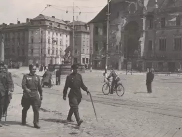 Příslušníci Rudé armády před poškozeným radničním orlojem v květnových dnech roku 1945. Foto Antonín Jaroš. Státní archiv v Olomouci, Archiv města Olomouce, fond M-8-34, Sbírka obrazového materiálu a fotografií Olomouc, inv. č. 2105.